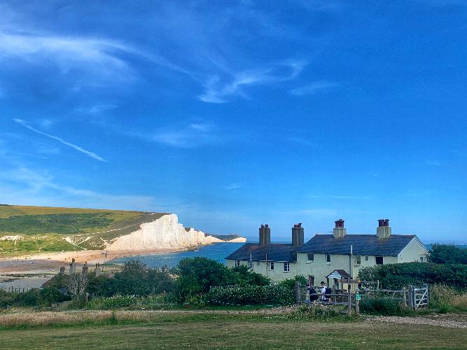 Magnificent 7 Hikes Near London – Best Day Walks by Train ? Discover the 7 best hikes near London, all accessible by train. From Box Hill and the Chilterns to the South Downs and Thames Path, explore stunning countryside and join guided hikes with GO London.